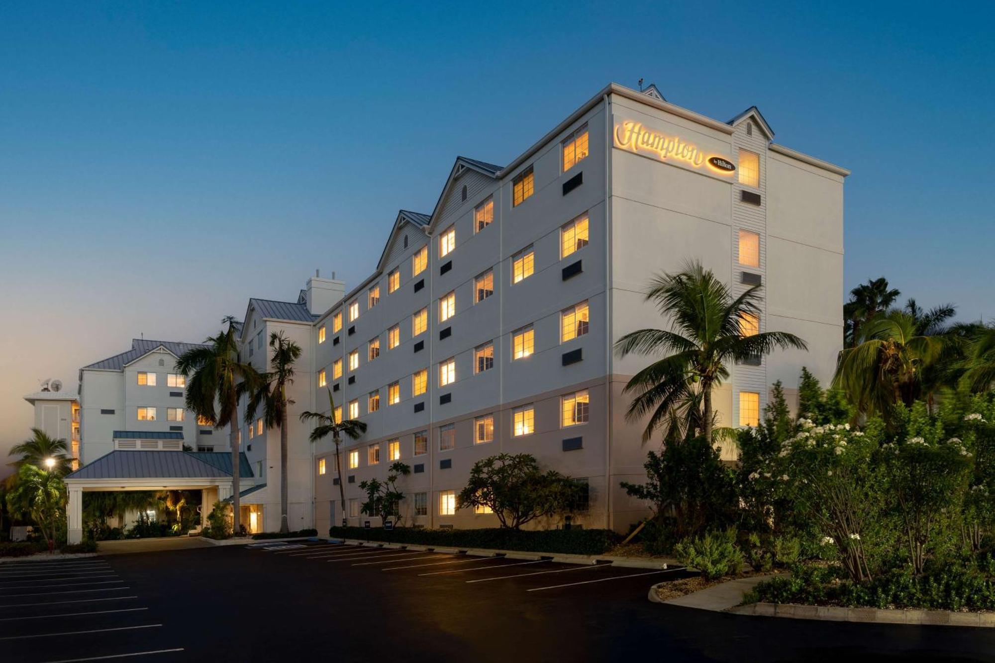 Hampton By Hilton Grand Cayman Seven Mile Beach Hotel George Town Bagian luar foto